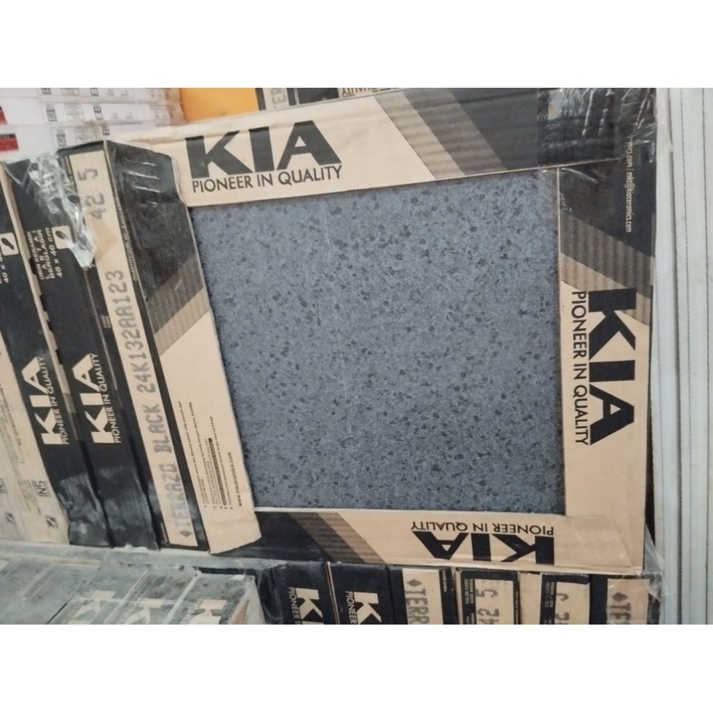 keramik lantai 40x40 Terazzo black - Kia