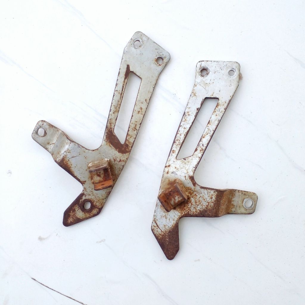 Dudukan Footstep belakang motor Kymco Spike Original