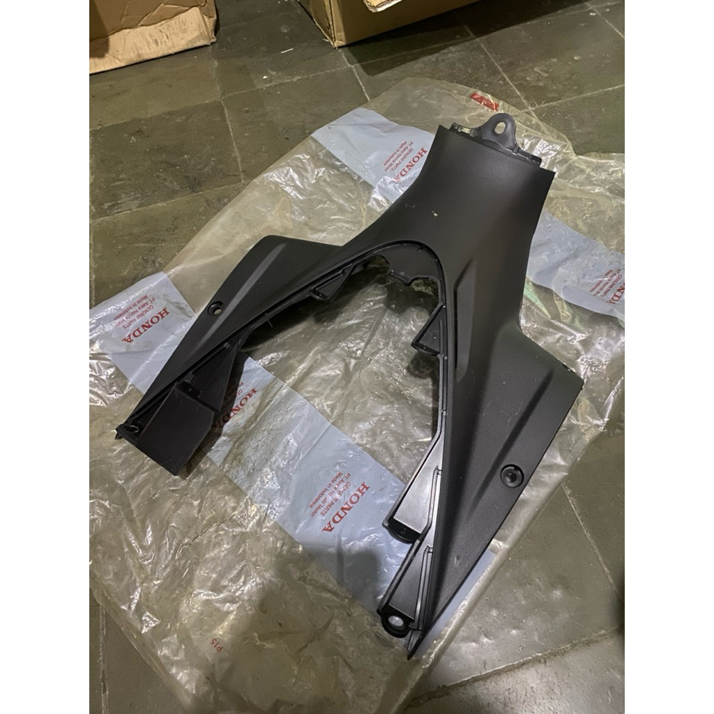 cover tengah sambungan cover kontakk leksil legshield tengah absolute abs revo 110 original ahm hond