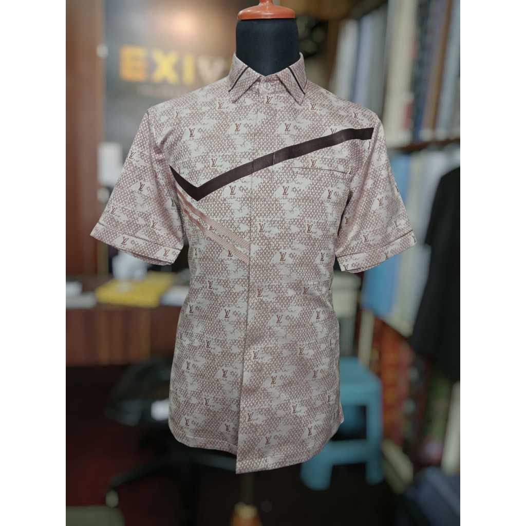 BAJU KEMEJA PRIA LENGAN PENDEK BRENDIT KEMEJA PRIA TANGAN PENDEK EXLUSIVE SPESIAL LV KEMEJA TAILOR/1