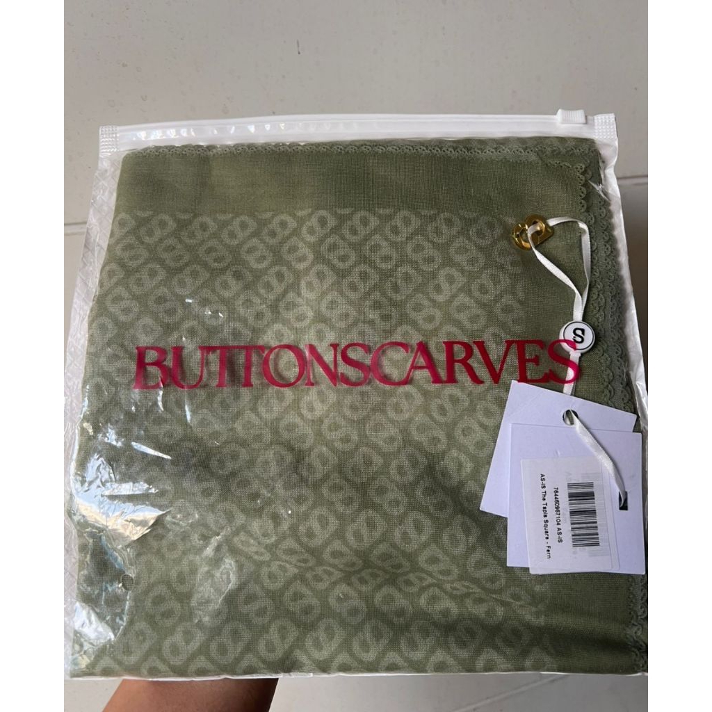 Buttonscarves tapis voal As is