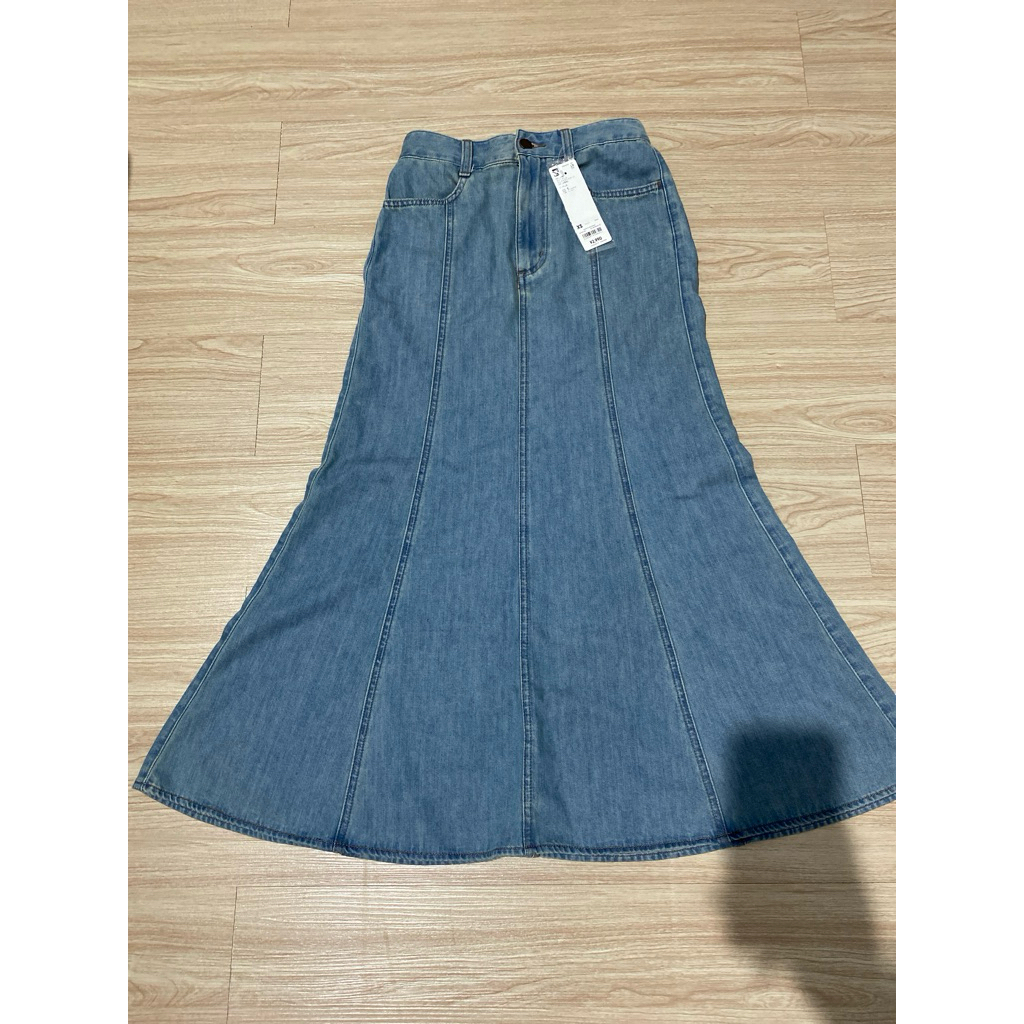 New with Tag - GU Long Skirt Jeans warna Blue Size XS