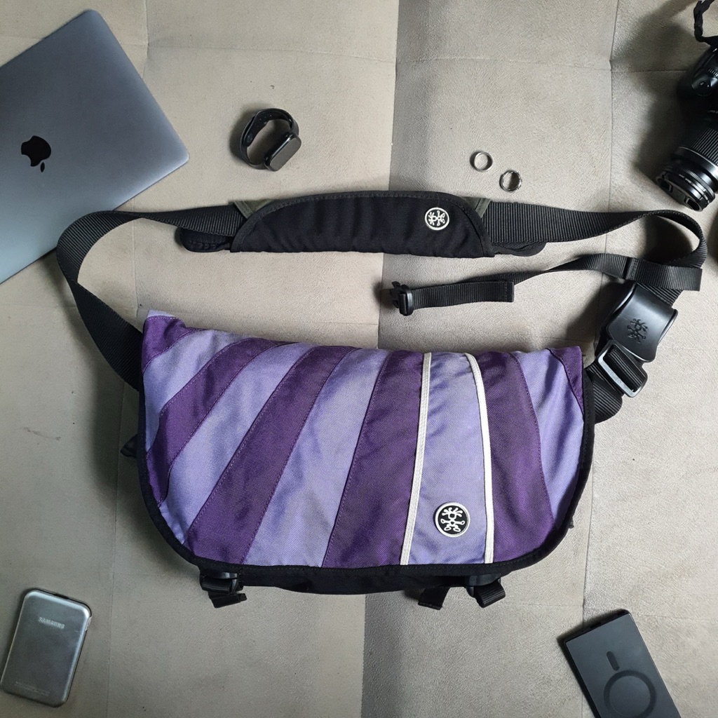 crumpler bag-the barney rustle blanket