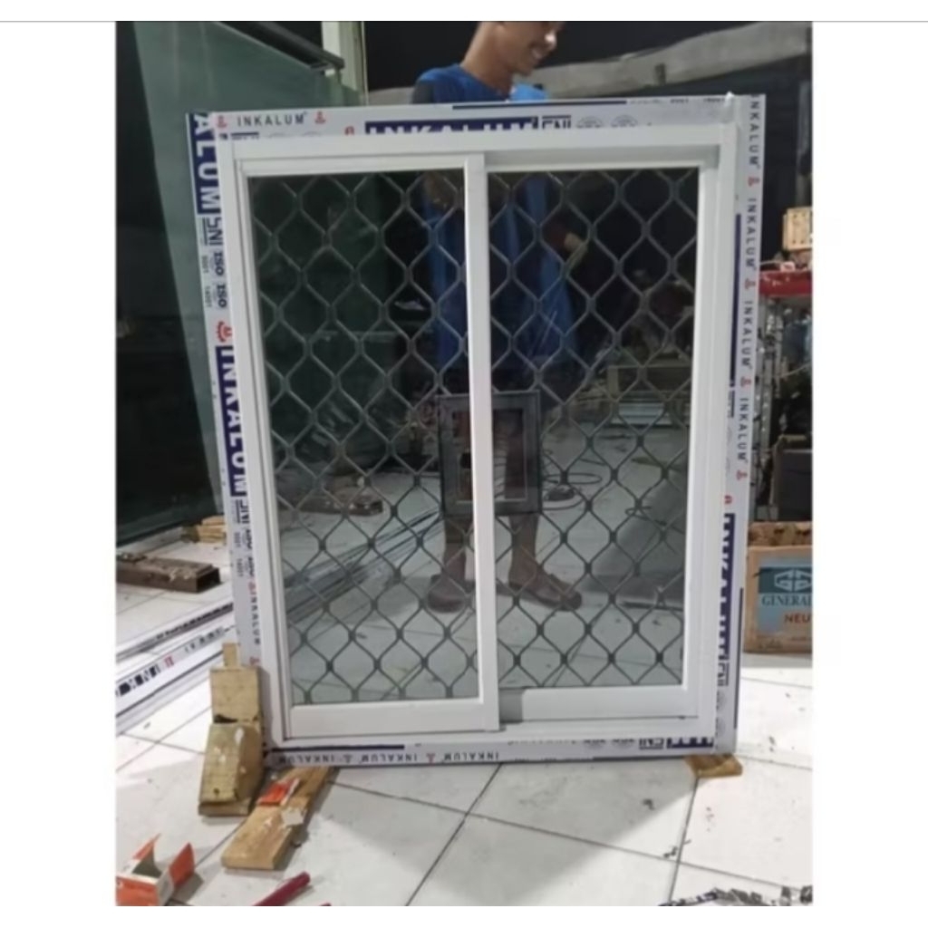 Jendela aluminium sleding (geser) dua daun dengan teralisnya, Kusen 4 inch, Kaca 5mm, Ukuran L 80 T 