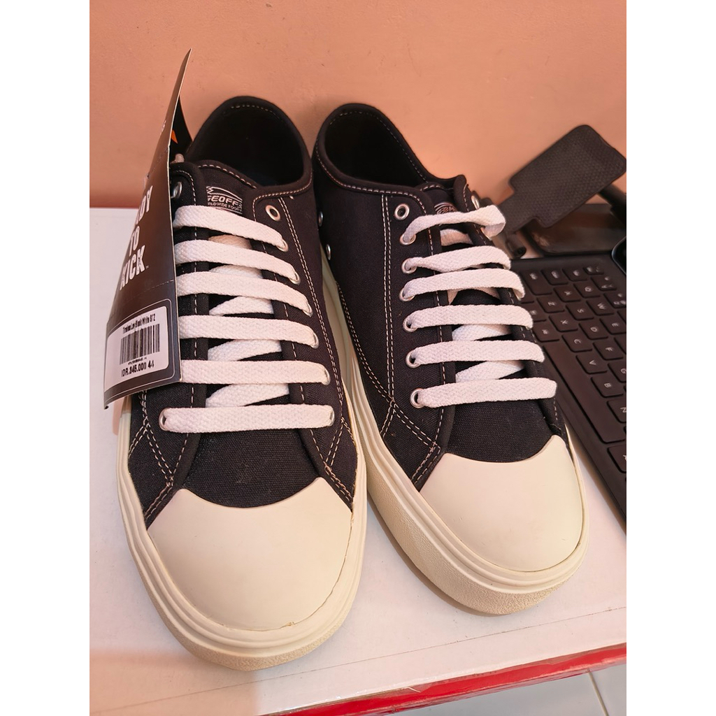 Geoff Max Timeless Low Black White
