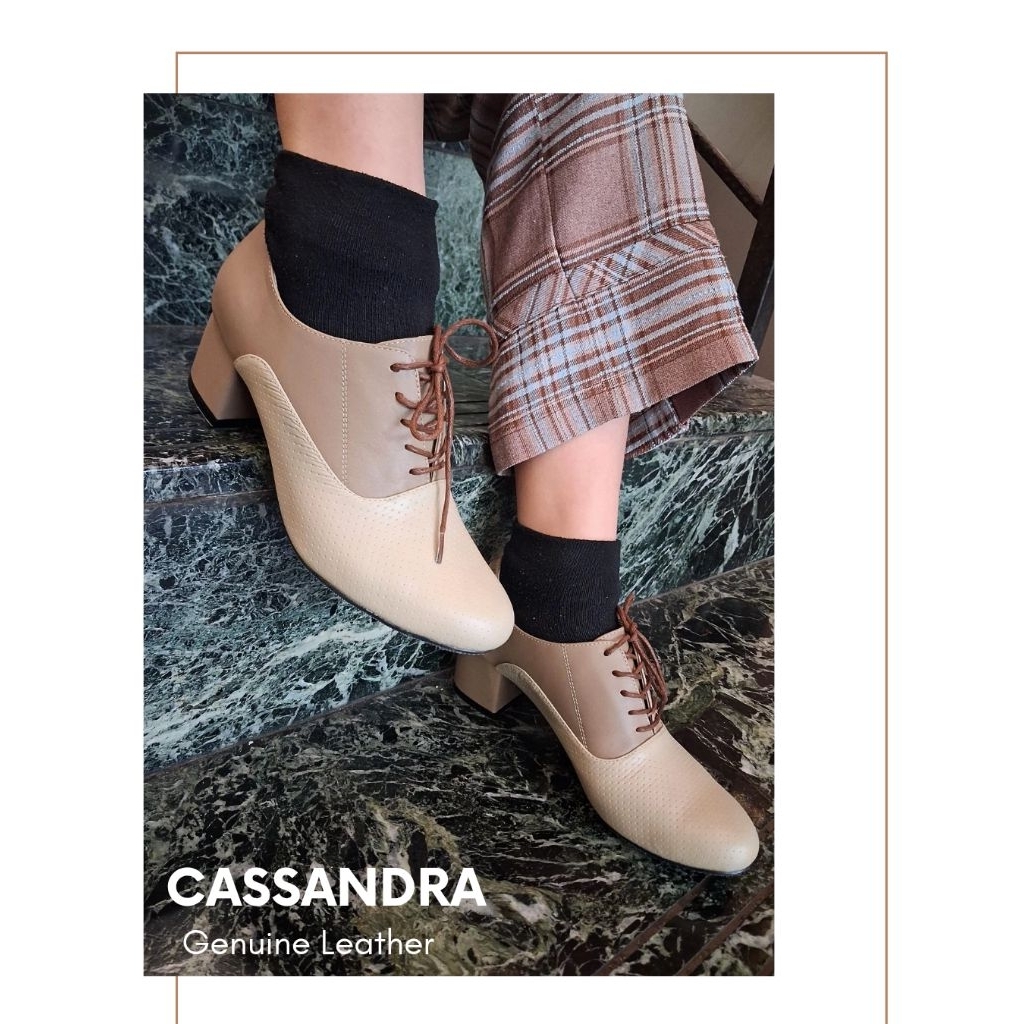 Cassandra Shoes : Sepatu Wanita Original Leather Semiboot Heels 5 cm  E.55030053 crm/Prada