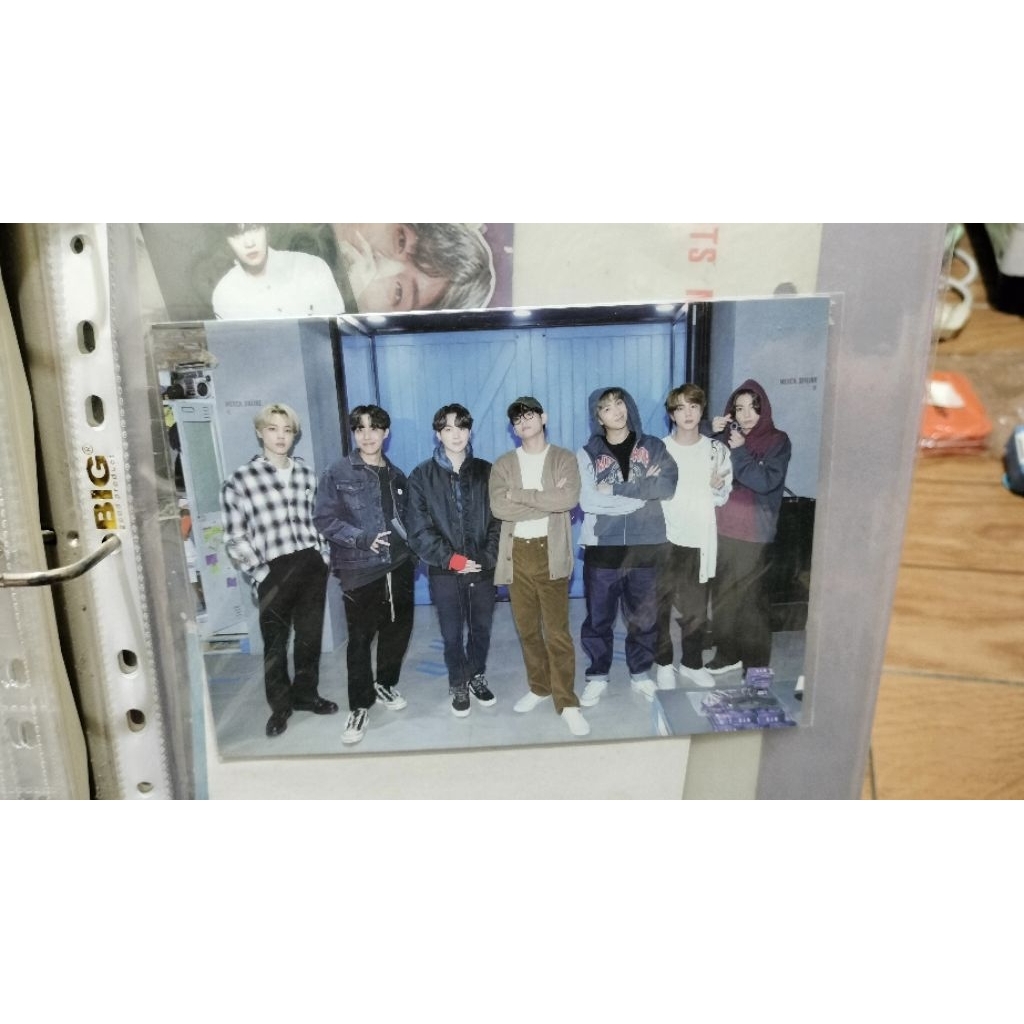 POSTCARD BTS POP UP STORE