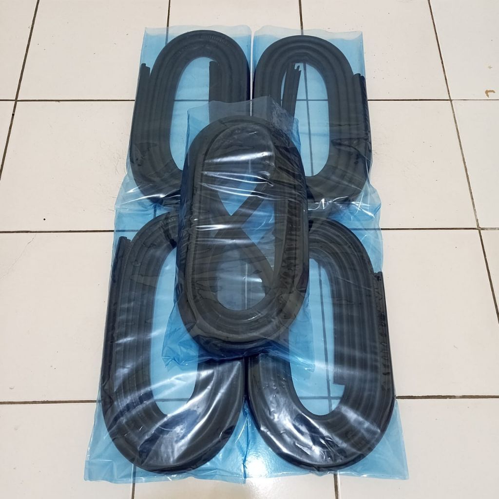 Karet Balon Perdam Pintu dan Bagasi Mobil Avanza Xenia 1 Set (5 Pcs)