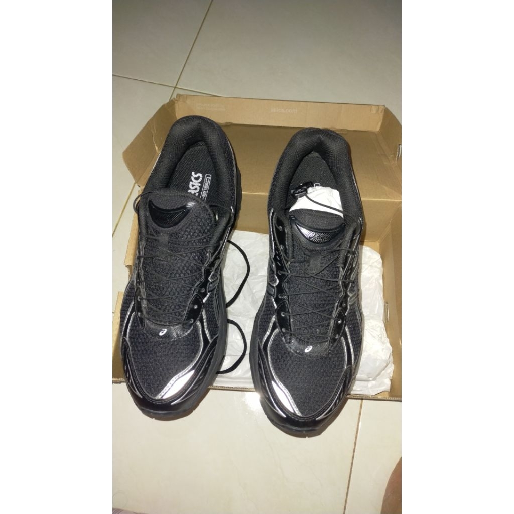 sepatu bekas asics