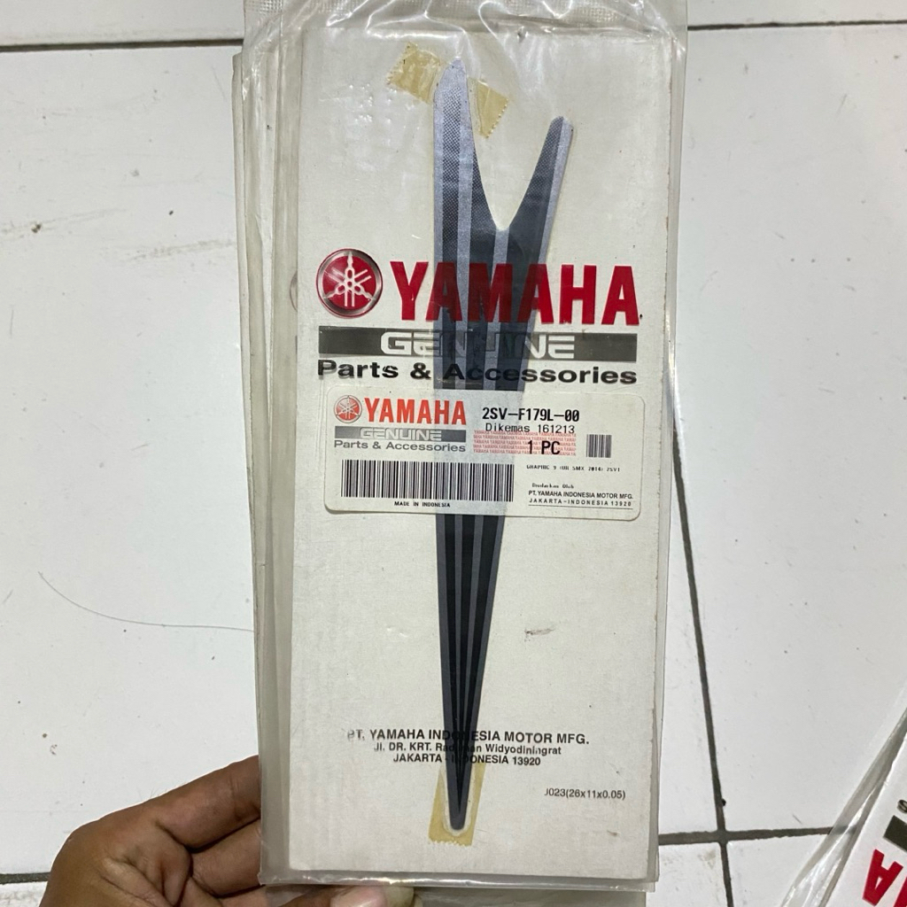 striping stiker body tengah kiri Yamaha Xeon GT 125 2014 hitam original YGP 2SV-F179L-00