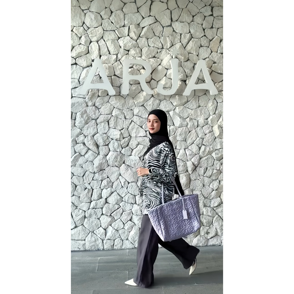 Saera - Kemeja Wanita Satin Celia (Motif Zebra)