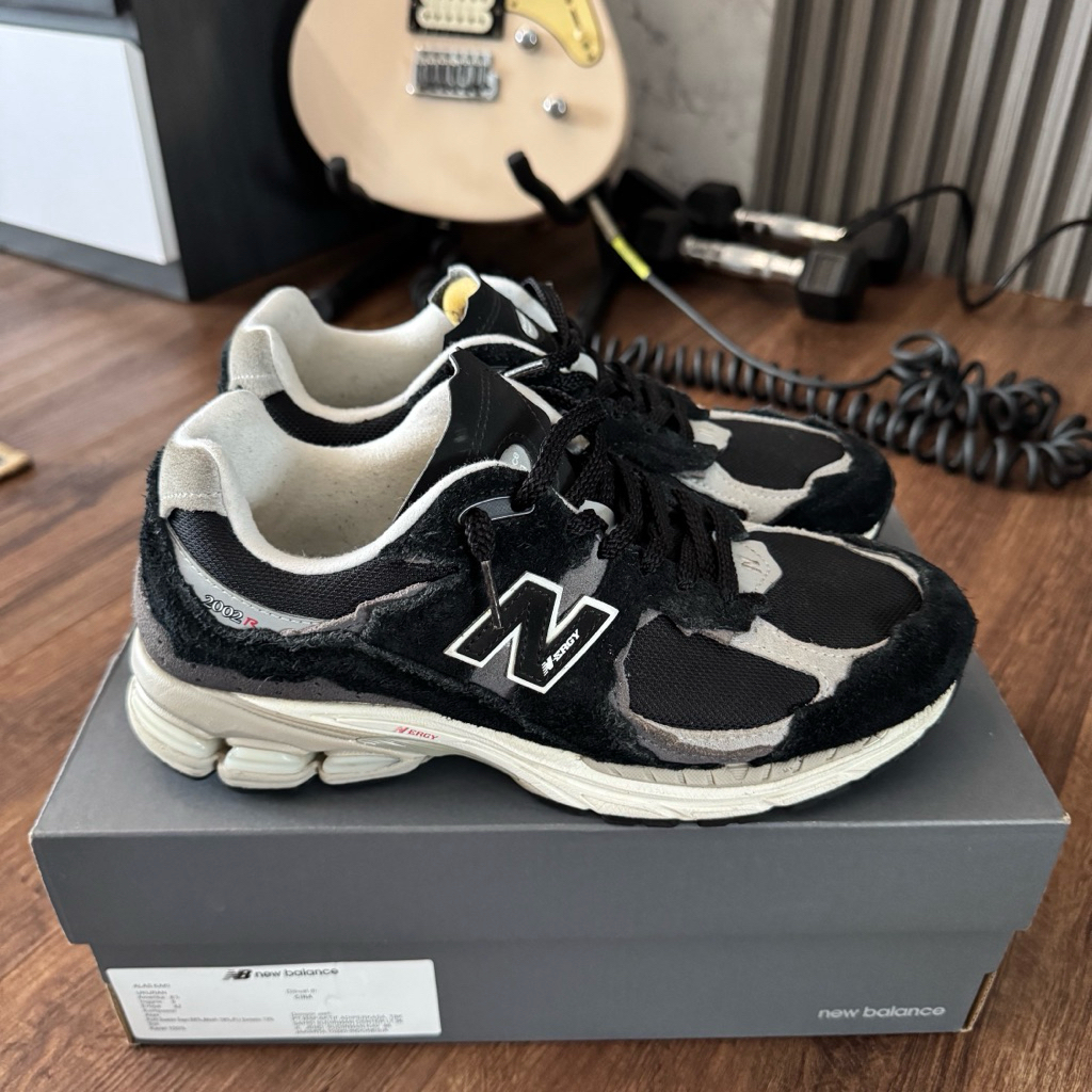 new balance 2002r black