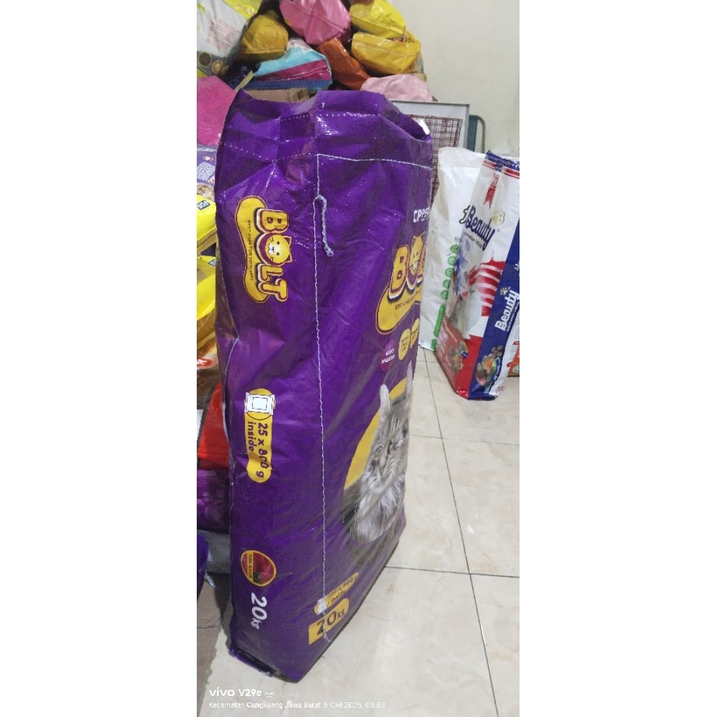 Karung bekas pakan kucing