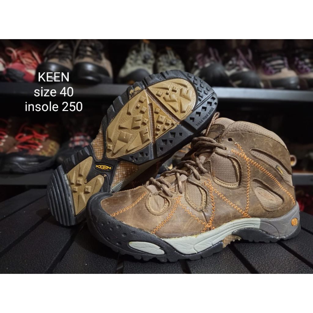 sepatu outdoor thrifting KEEN