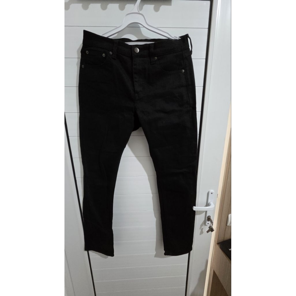 preloved straight jeans black uniqlo size 26 VGC
