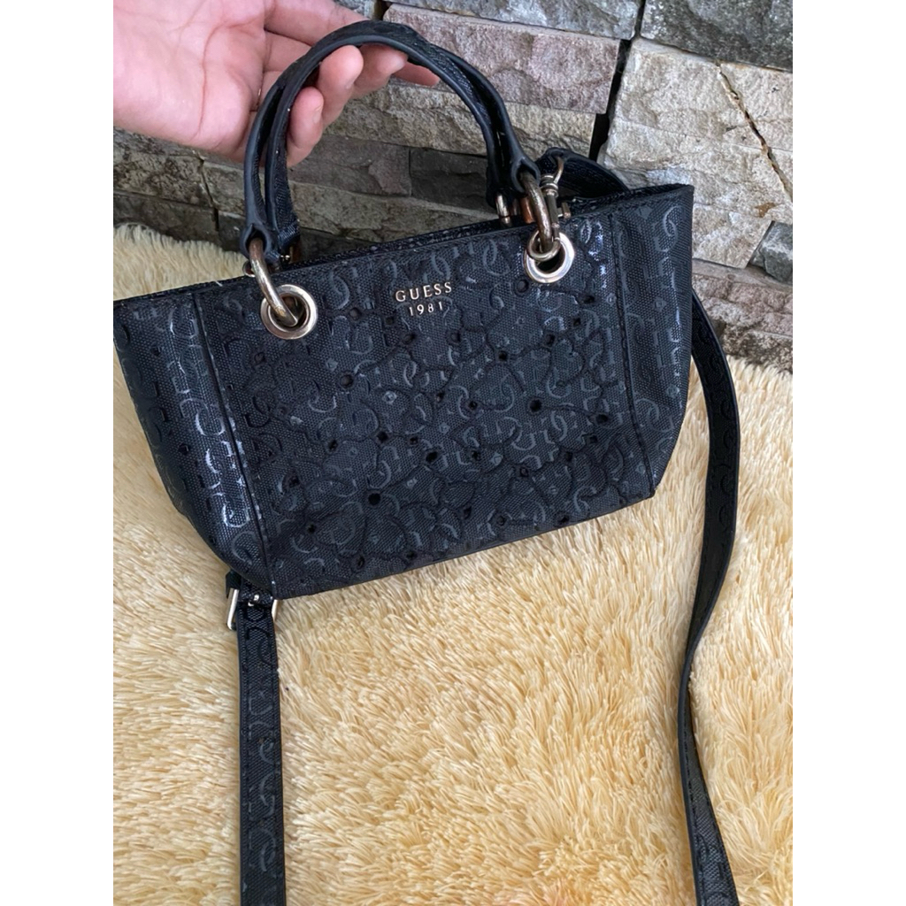 ORIGINAL COUNTER GUESS SLING BAG HITAM GLOSSY