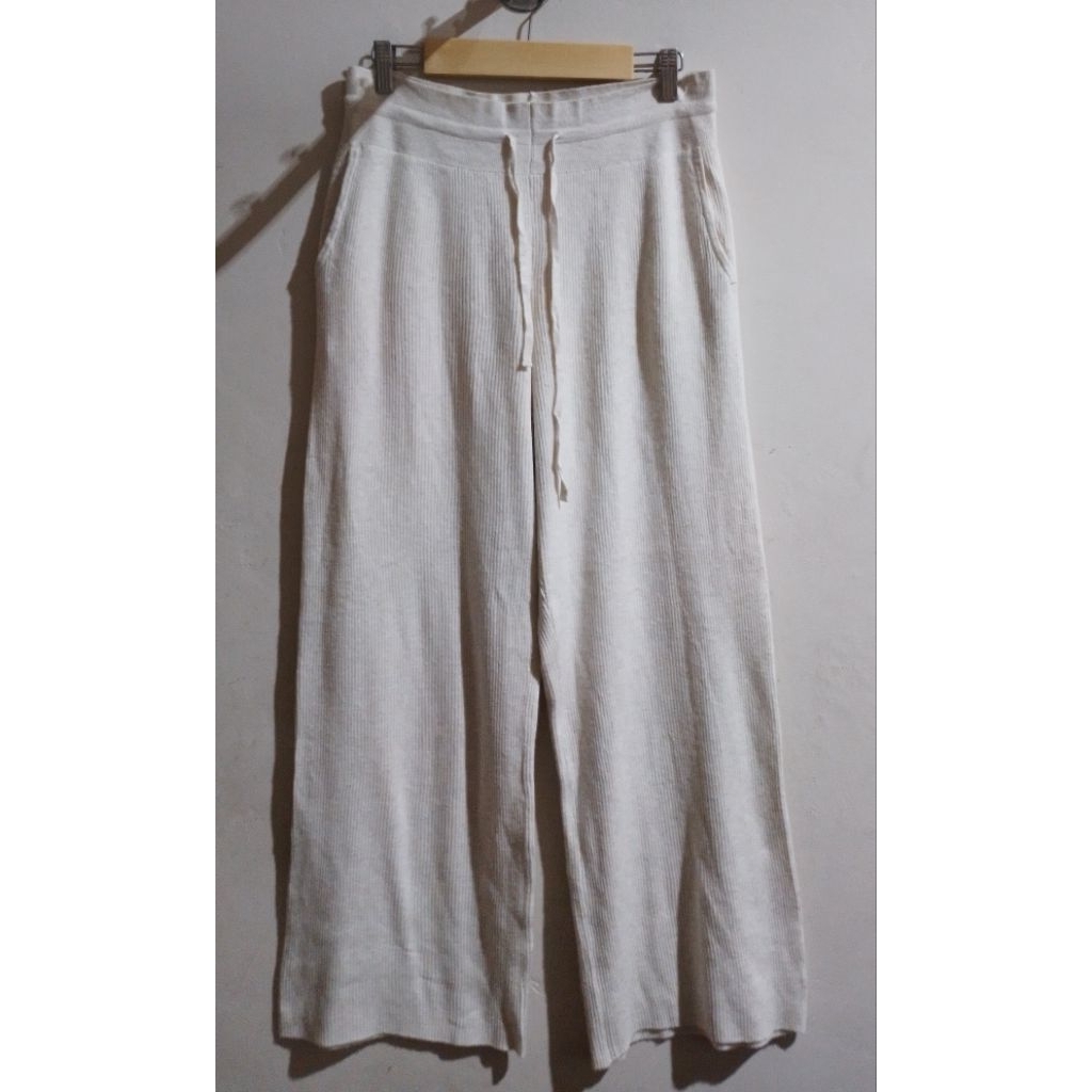 UNIQLO Celana Knit Warna Cream Vanilla