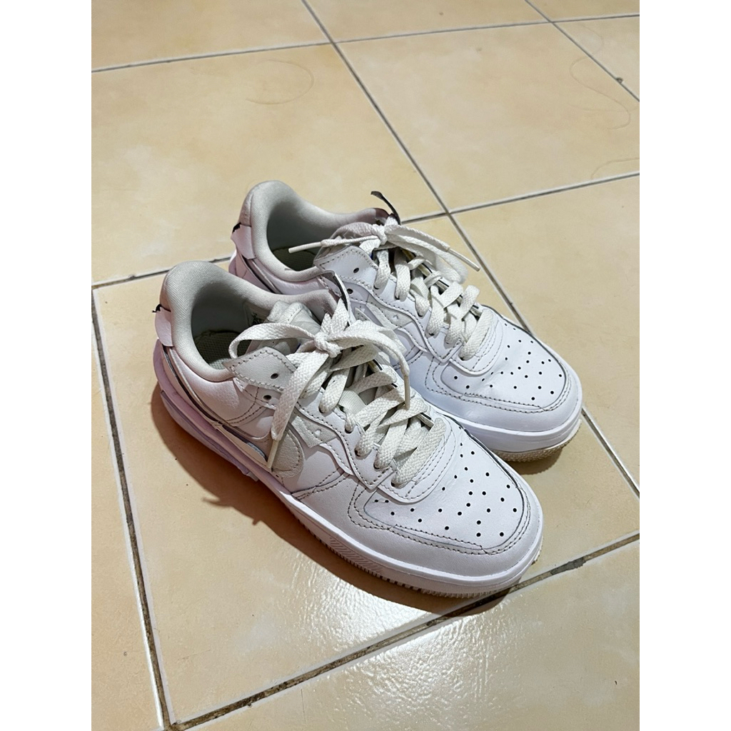 PRELOVED SEPATU SNEAKERS NIKE PUTIH WANITA ORI