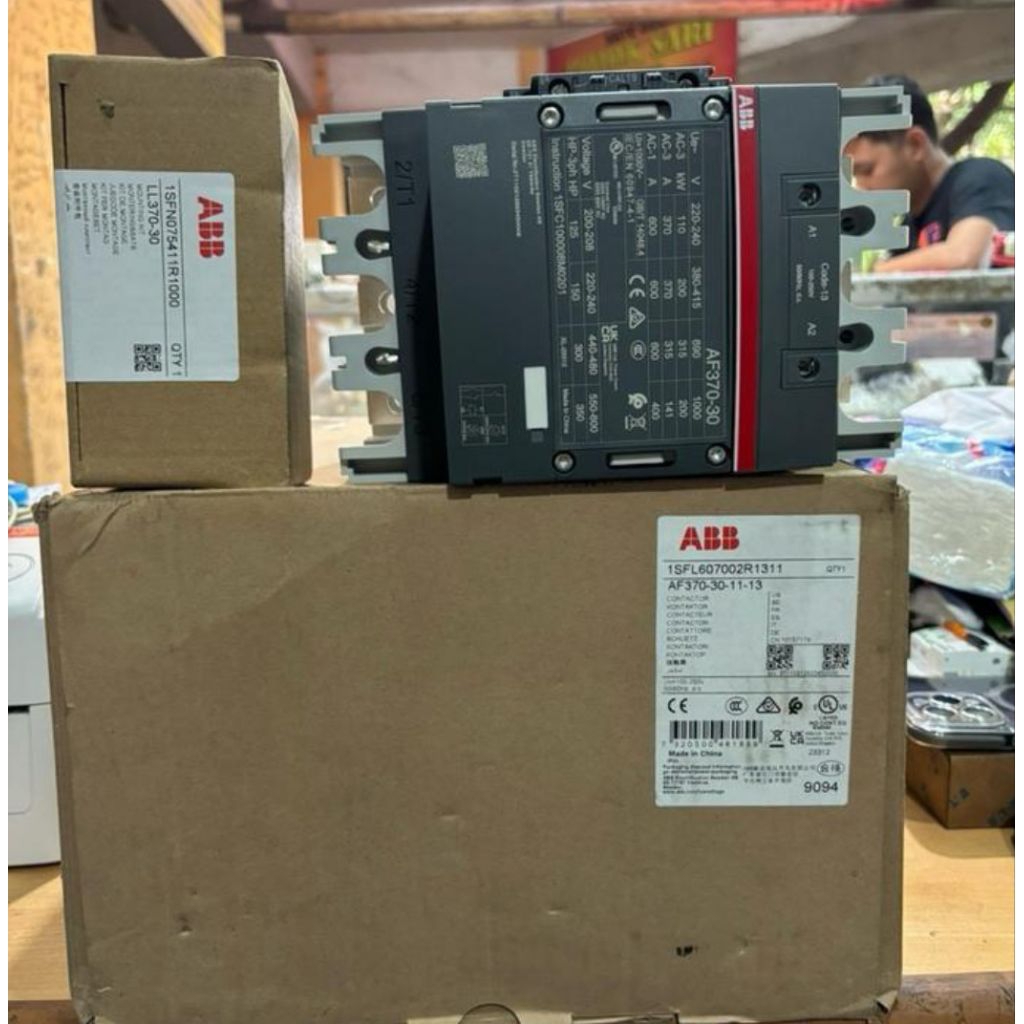 CONTACTOR / KONTAKTOR ABB AF370-30-11-13 1SFL607002R1311