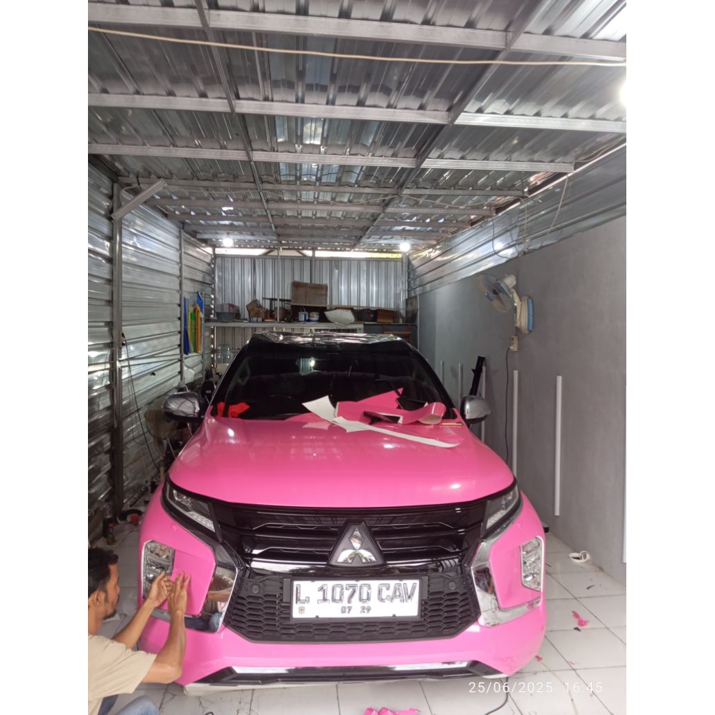 Wrapping mobil Pajero Full body Pink gloosy