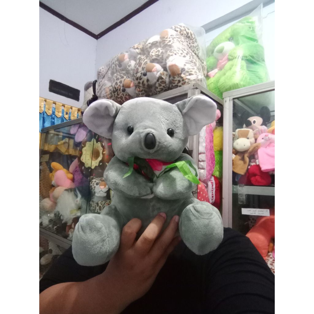 boneka koala pegang daun lembut dan lucu