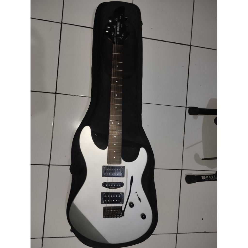 Guitar listrik yamaha Rgx 121z