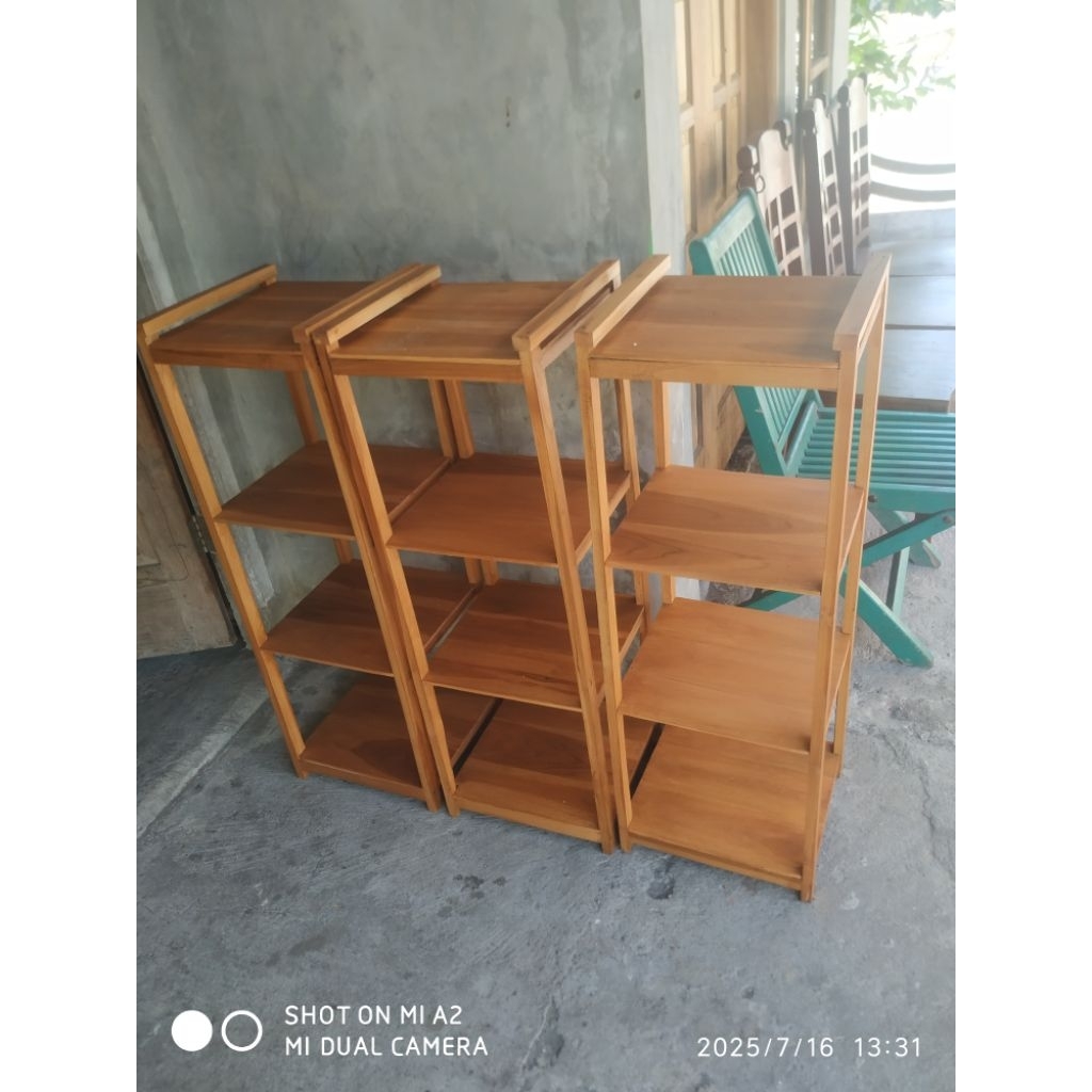 Rak helm full kayu jati.