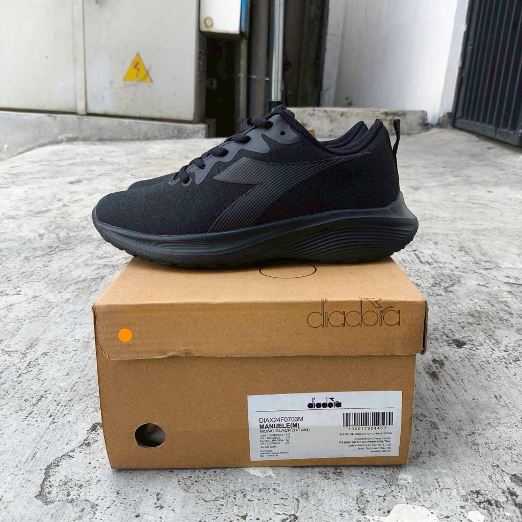 Sepatu Diadora Manuele "Full Black"