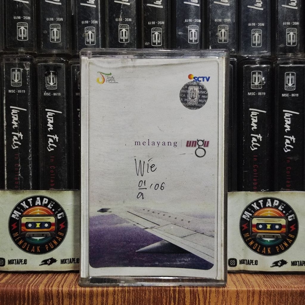 Kaset - Ungu - Melayang - Radio Tape - Kaset Pita - Radio - Pemutar Kaset - Retro - Classic - Casset