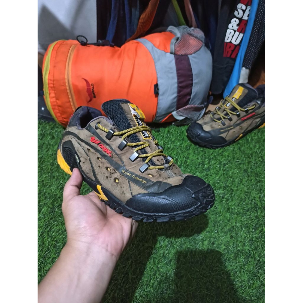 Sepatu outdoor gunung hiking low blackyak goretex size 41