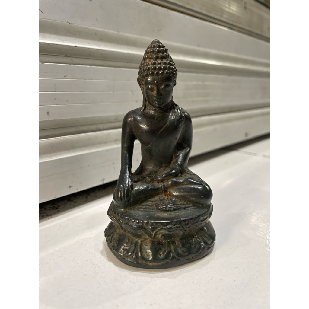 pajangan patung budha duduk