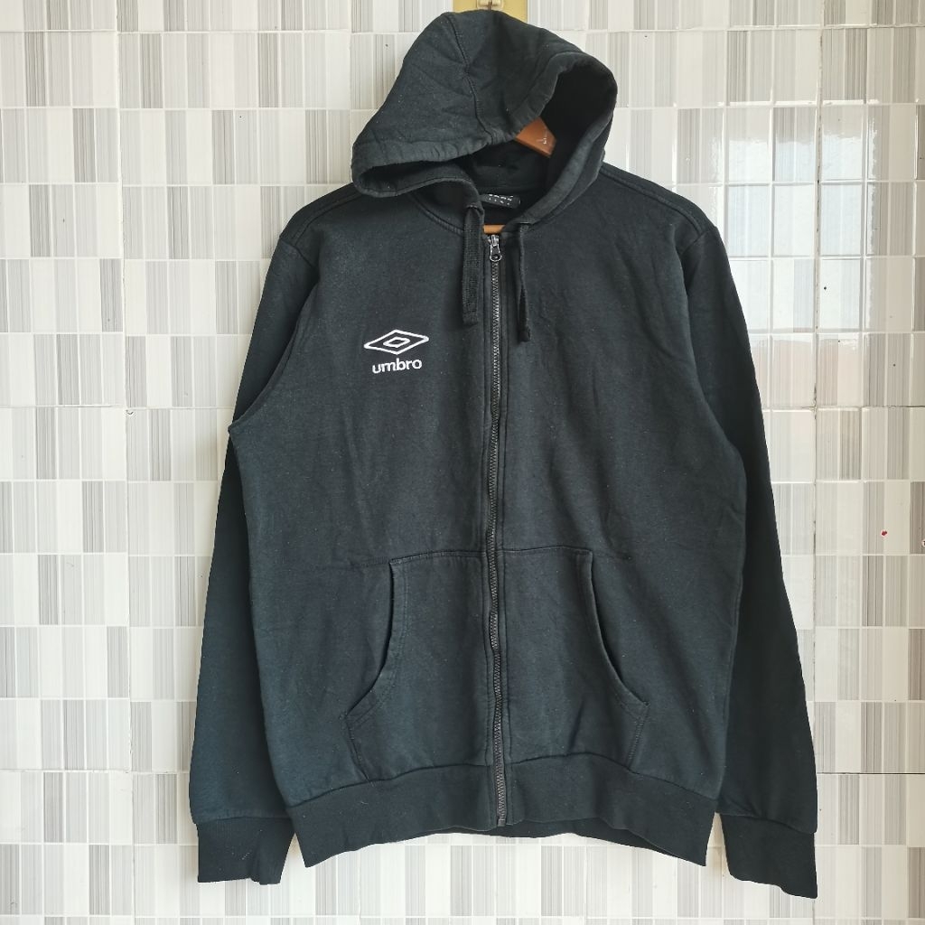 A390. HOODIE ZIP UMBRO WARNA HITAM SIZE XL  PRELOVED