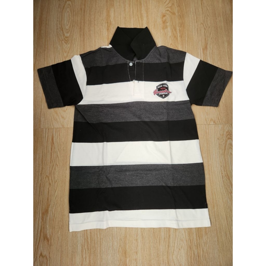 T-shirt polo pria motif garis garis
