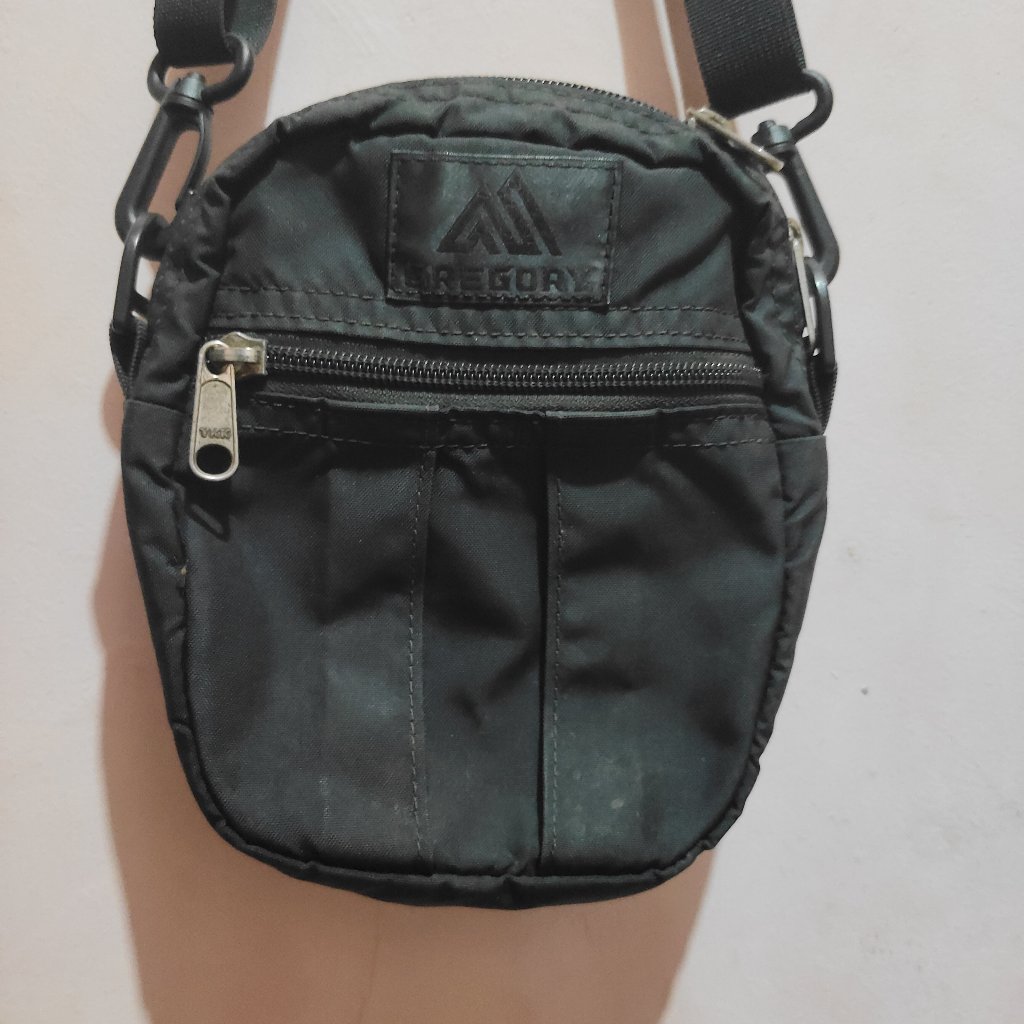 TAS SELEMPANG GREGORY POCKET SIZE M HITAM (SLINGBAG)