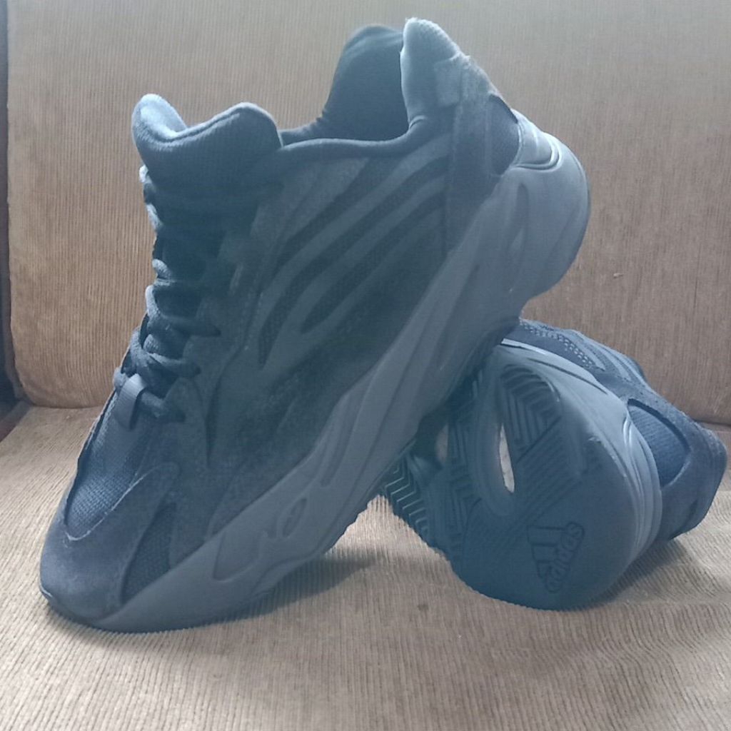 S231 sepatu42C Yeezy700 Black Preloved