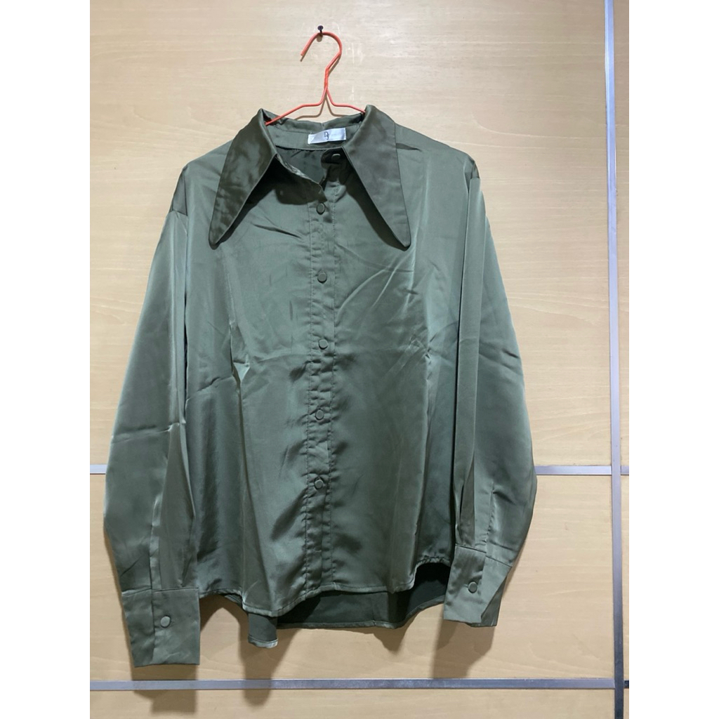 kemeja hijau satin