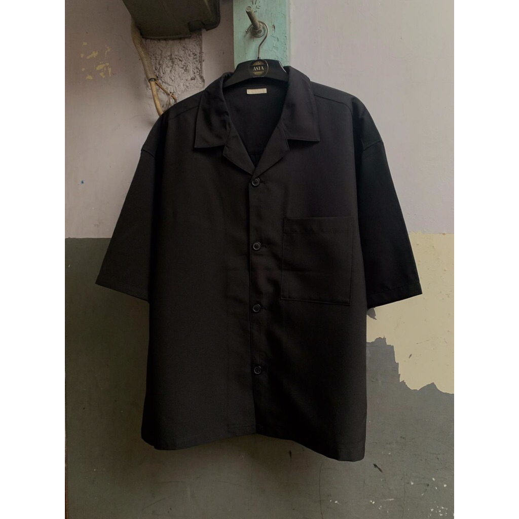 kemeja GU black opencollar lengan pendek preloved