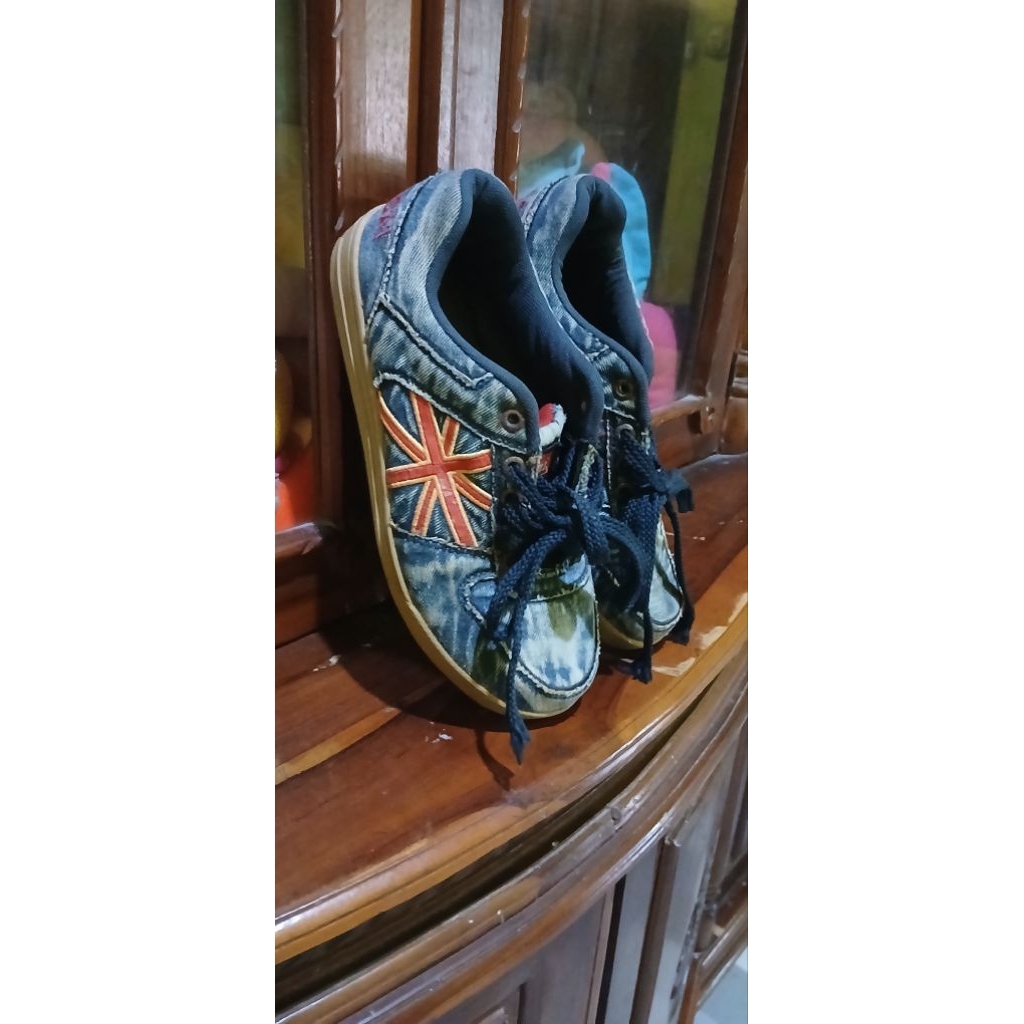 sepatu levis england