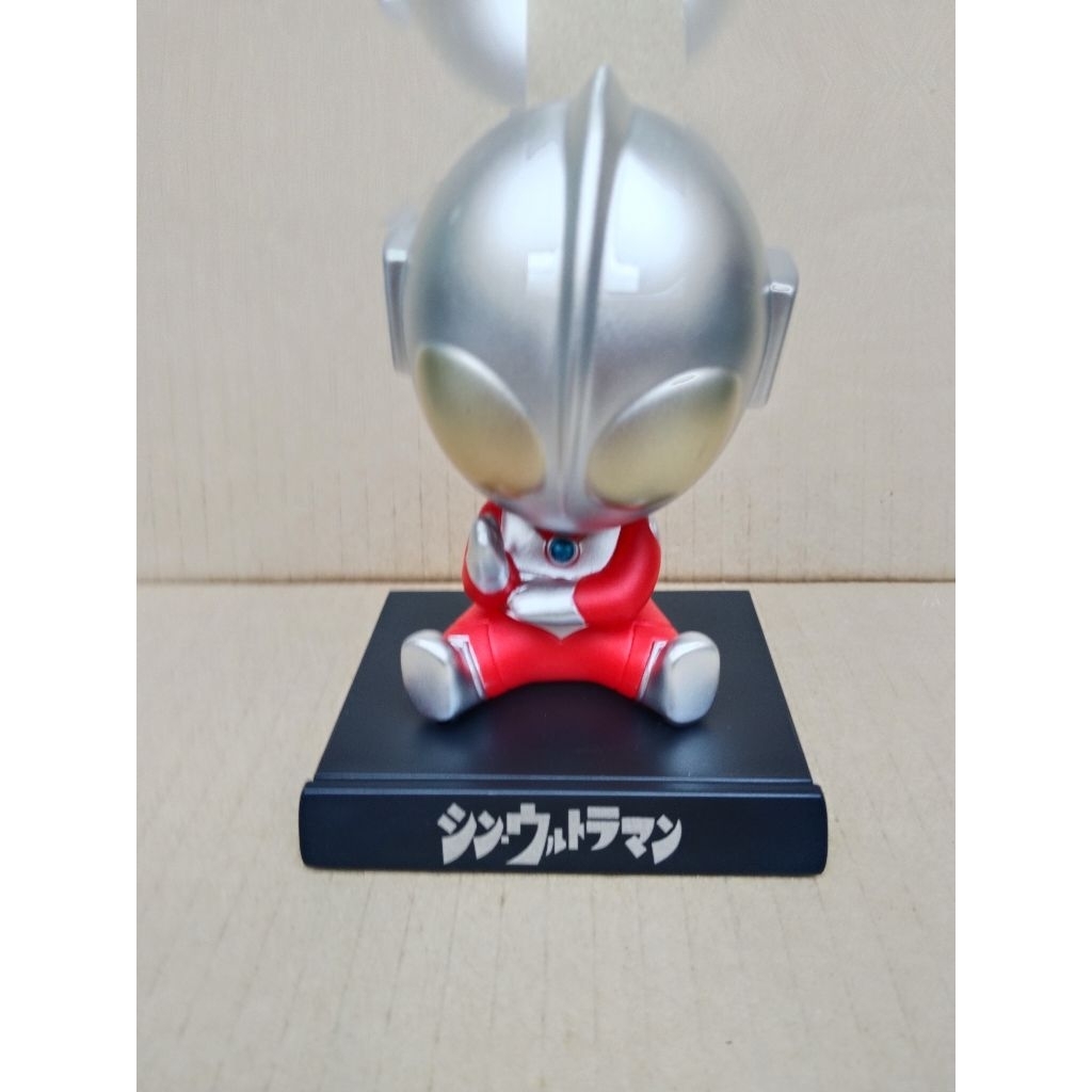 action figure dudukan mobil ultraman