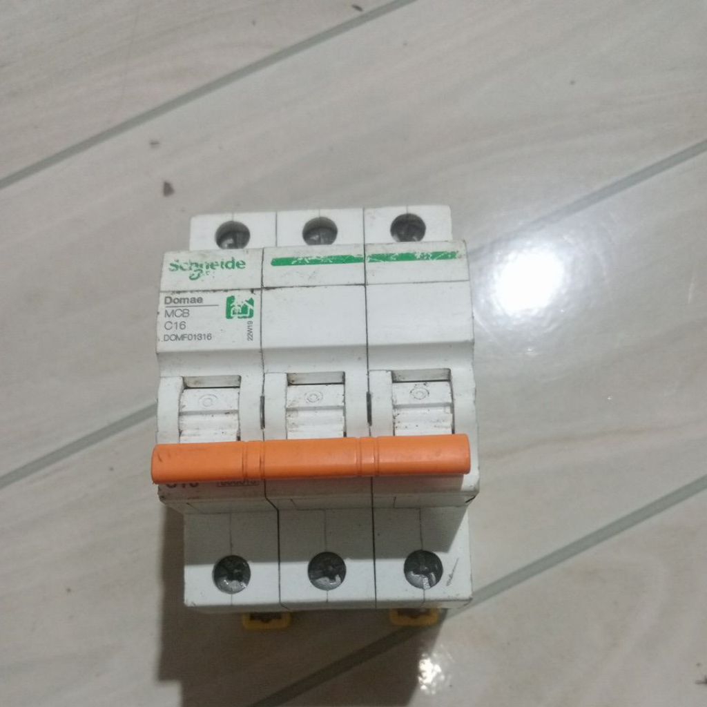 MCB 3 phase Schneider domei bekas normal