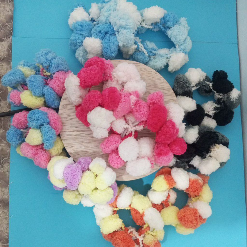 Karet rambut pompom isi 2 ( bonus ikat rambut spiral