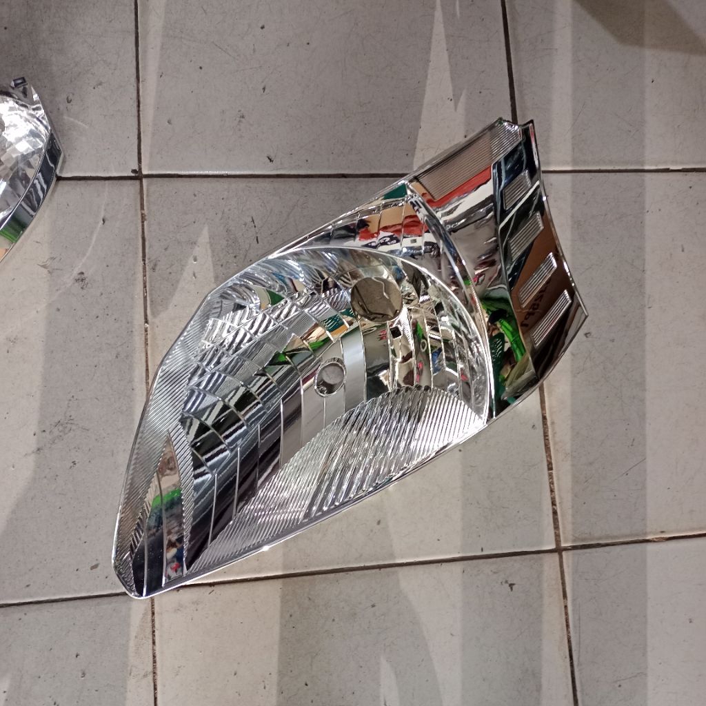 reflektor lampu depan kiri Avanza 2013