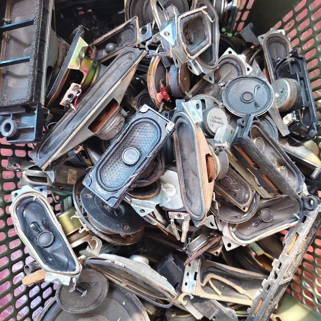 Magnet Speaker Bekas 1Kiloan (Campur Berbagai Bentuk & Ukuran)