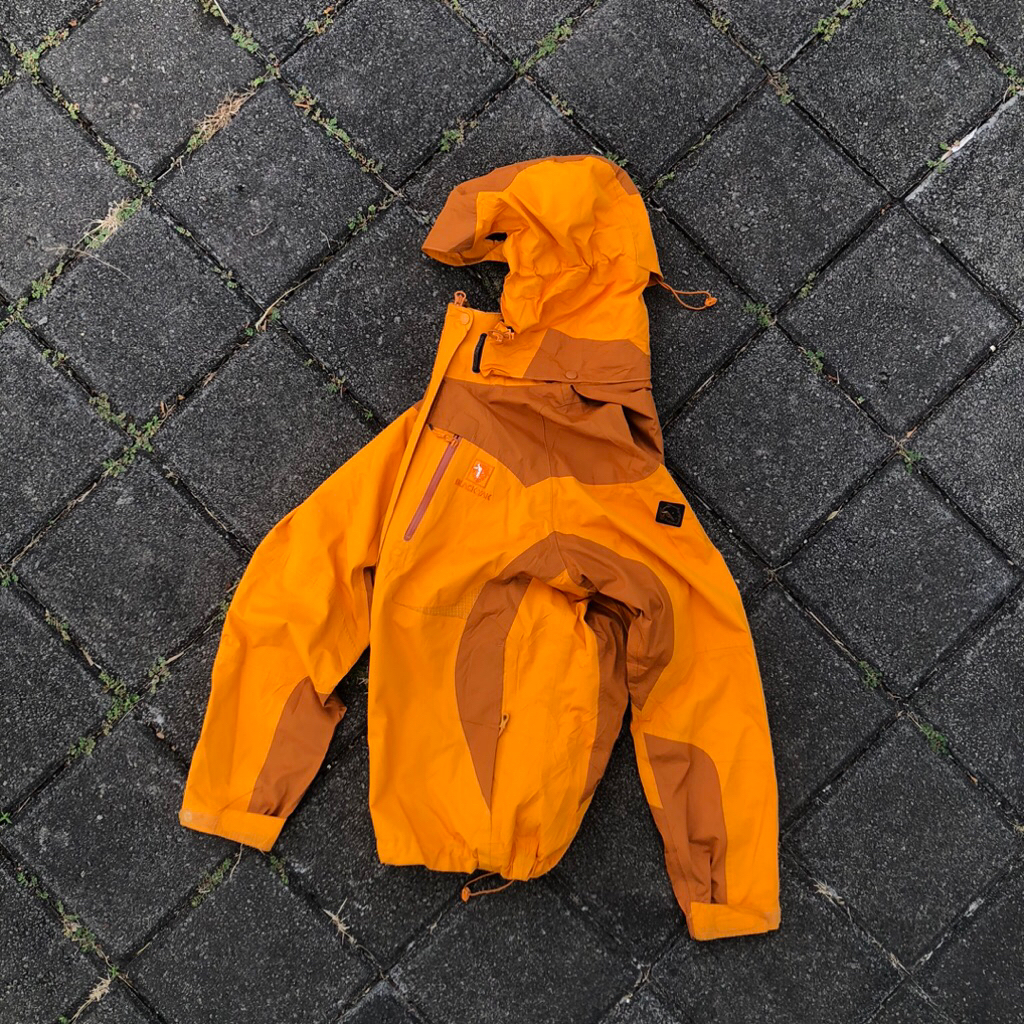 outdoor Blackyak waterproof gorpcore goretex preloved not arcteryx