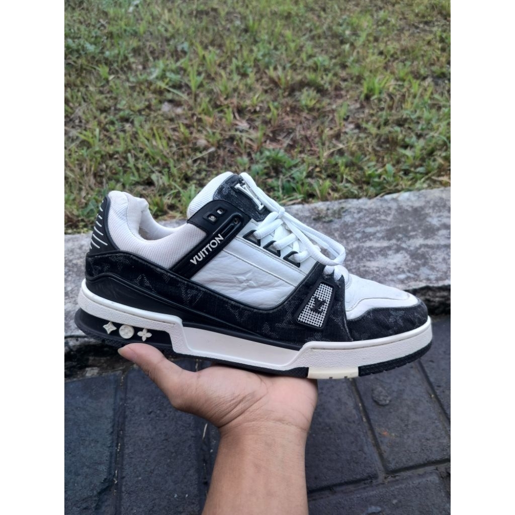 sepatu second lv trainer italy