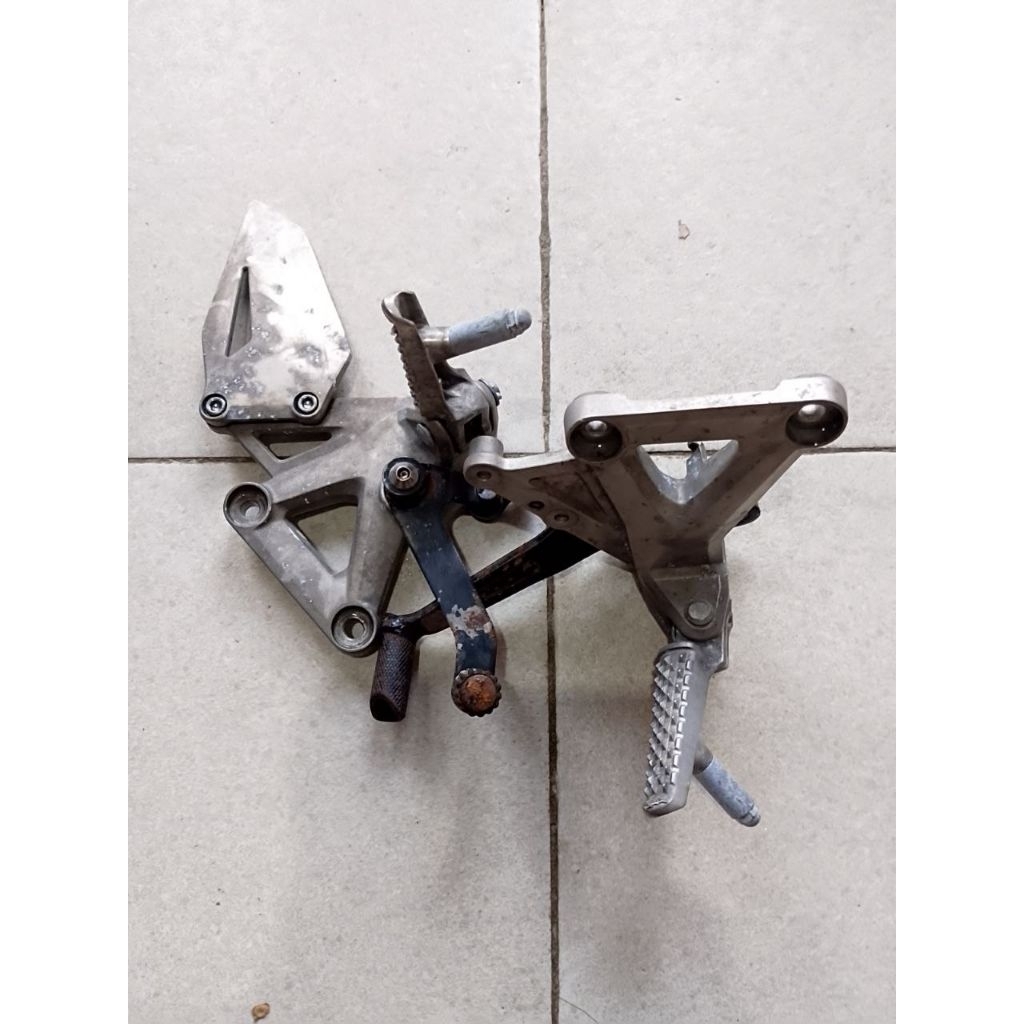 Footstep Depan CBR 250RR - Pijakan Kaki Depan CBR 250RR - Step Depan CBR 250RR Original
