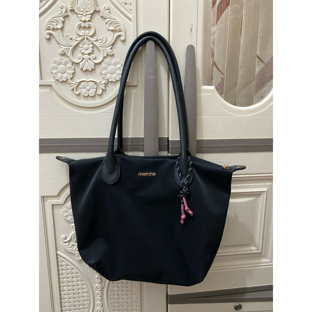 preloved totebag merche hitam (baca deskripsi)