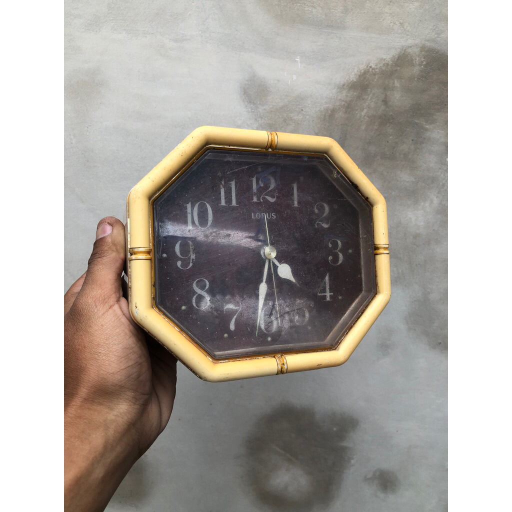 Jam meja  transistor lotus japan