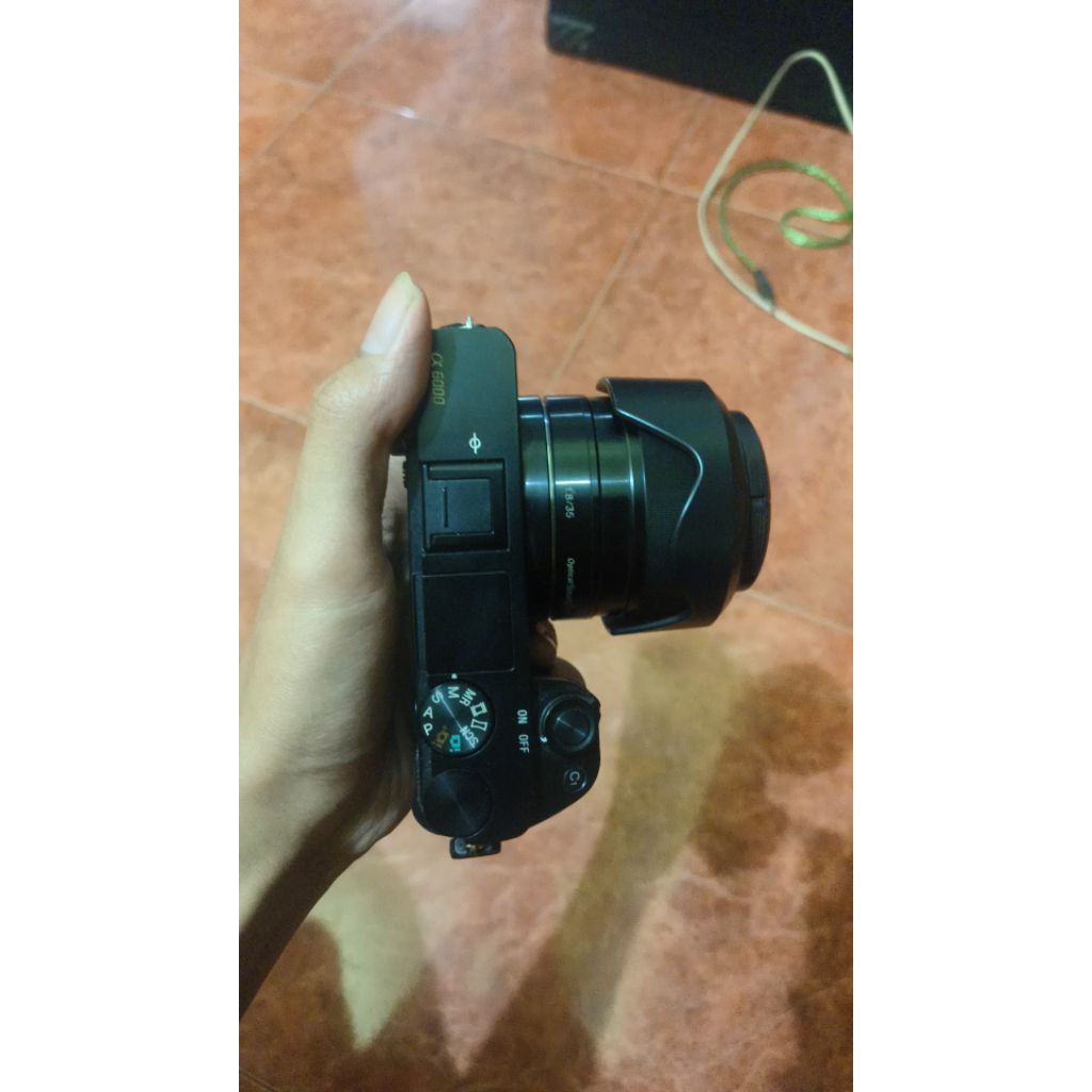 sony a6000lensa35f1. 8osslikenew