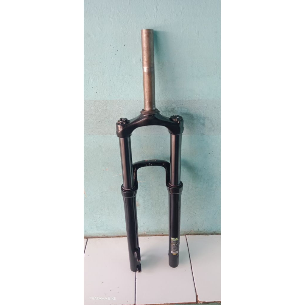 fork rst alpha 27,5 travel 140 lock out Qr 110 boost